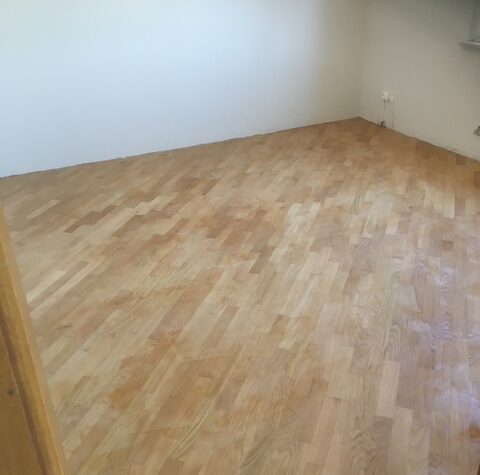 R&eacute;novation int&eacute;rieur Pose de parquet, r&eacute;alisation deco sur un mur, pon&ccedil;age du parquet + vernis Montb&eacute;liard 2